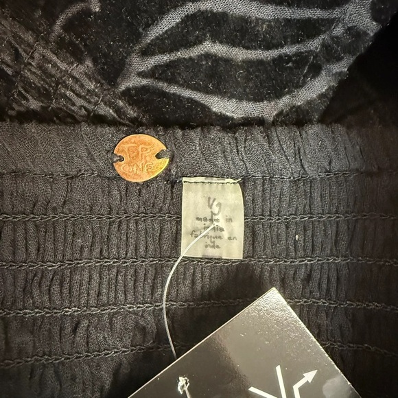 Free People Black Rose Velvet Crop Top - No Size (Fits like 10/12) - Picture 5 of 5